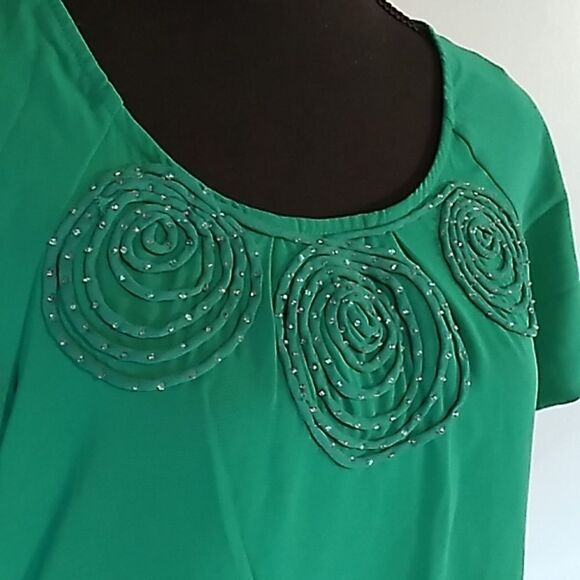 Apostrophe swirl neck green bell sleeve blouse - Picture 3 of 11